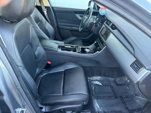 Used 2016 Jaguar XF Premium RWD image 16