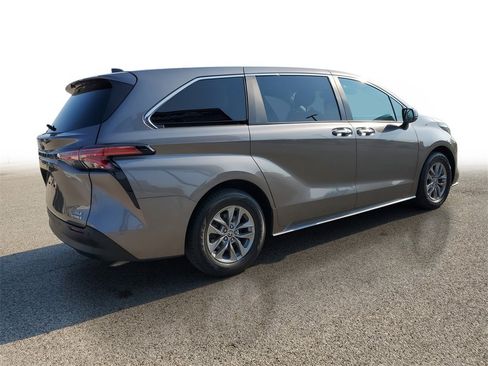 Used 2022 Toyota Sienna XLE image 4