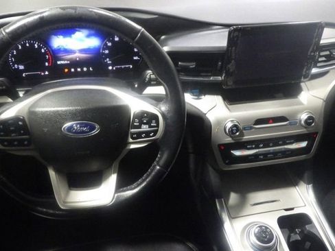 Used 2022 Ford Explorer XLT w/ Equipment Group 202A image 9