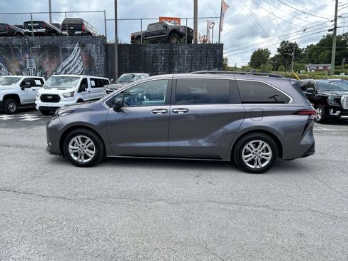 Used 2022 Toyota Sienna XSE w/ XSE Plus Package AWD/4WD image 6