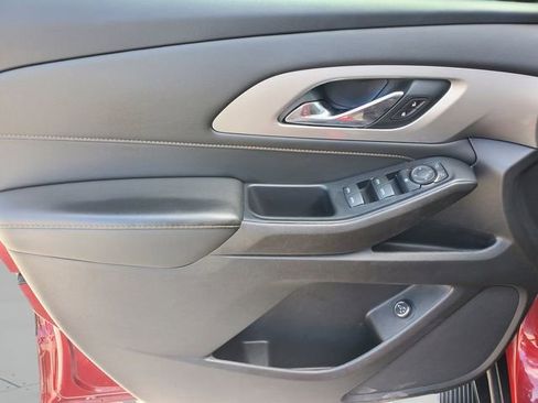 Used 2021 Chevrolet Traverse LT image 19