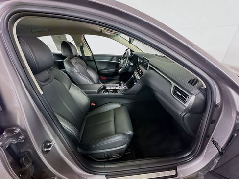 Used 2025 Genesis G70 2.5T image 32