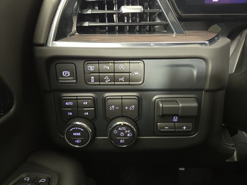 Used 2026 Chevrolet Suburban Z71 w/ Z71 Off-Road Package AWD/4WD image 32