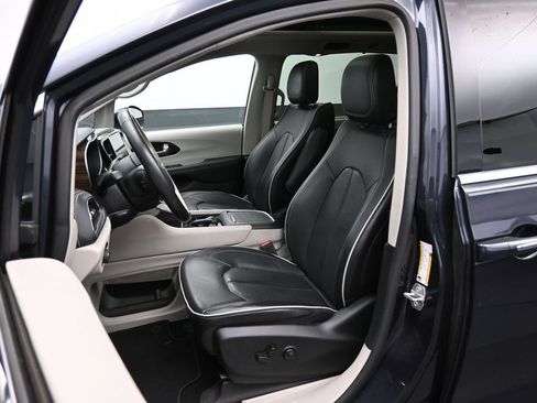 Used 2021 Chrysler Pacifica Limited w/ Premium & Safety Sphere Group FWD image 22