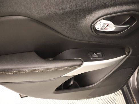 Used 2018 Jeep Cherokee Latitude Plus image 14