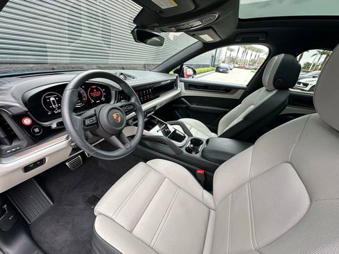 Certified 2025 Porsche Cayenne S image 4