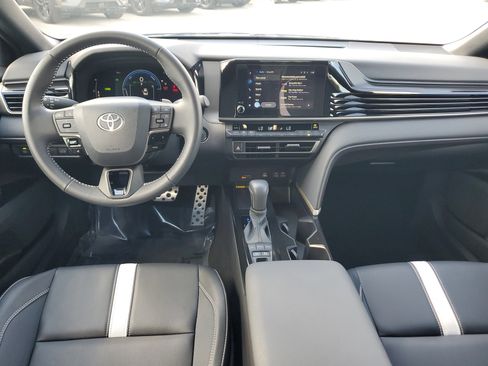 Used 2025 Toyota Camry SE image 12