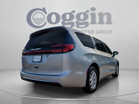 Used 2024 Chrysler Pacifica Touring-L FWD image 3