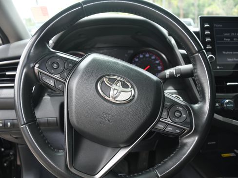 Used 2022 Toyota Camry XSE FWD image 13