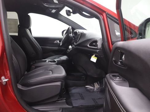 New 2026 Chrysler Pacifica Select image 15