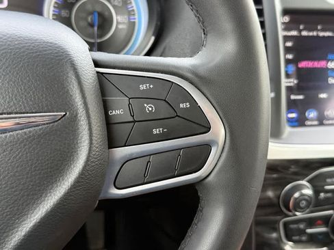 Used 2022 Chrysler 300 Touring L RWD image 16