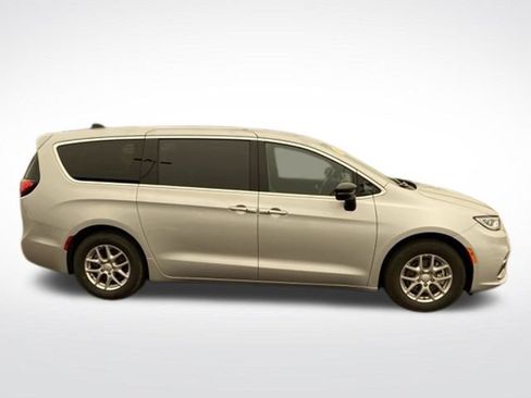 Used 2026 Chrysler Pacifica Select FWD image 8