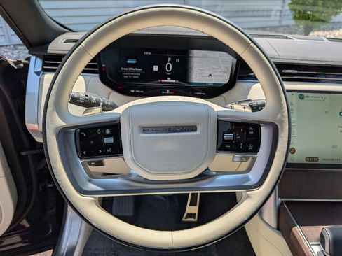 Used 2025 Land Rover Range Rover Long Wheelbase SE AWD/4WD image 17