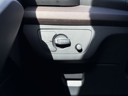 Used 2024 Audi Q5 e Premium w/ Convenience Package image 2