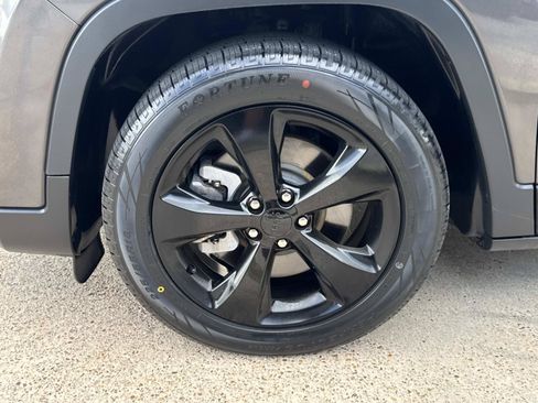 Used 2021 Jeep Cherokee Latitude Plus FWD image 4