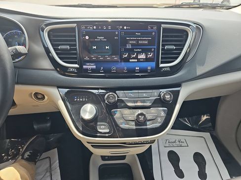 Used 2023 Chrysler Pacifica Touring-L FWD image 26