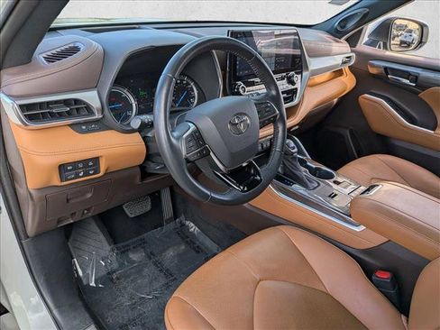 Used 2021 Toyota Highlander Platinum image 9