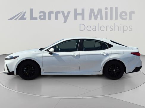 Used 2025 Toyota Camry SE FWD image 2