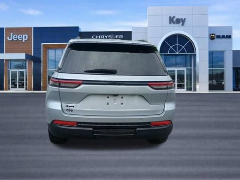 Used 2023 Jeep Grand Cherokee Altitude AWD/4WD image 4