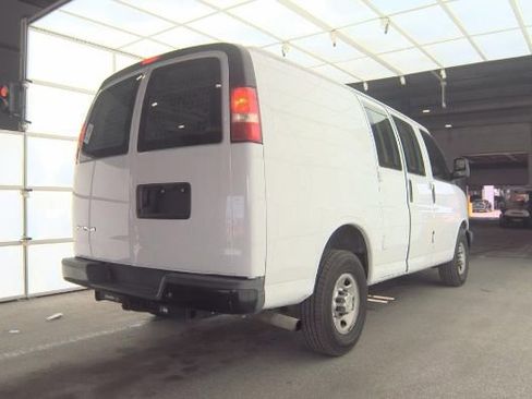 Used 2017 Chevrolet Express 2500 image 3