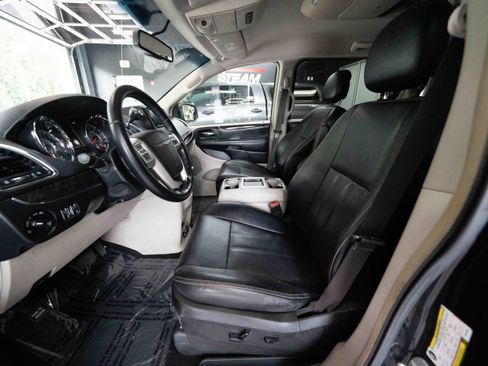 Used 2016 Chrysler Town & Country Touring FWD image 9