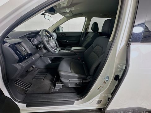 Used 2025 Nissan Pathfinder S image 13