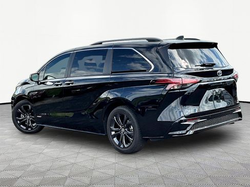 Used 2021 Toyota Sienna XSE w/ XSE Plus Package FWD image 4