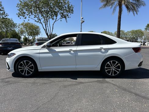 Used 2025 Volkswagen Jetta Sport FWD image 2