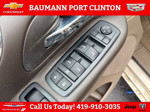 Used 2013 Chrysler Town & Country Touring FWD image 12