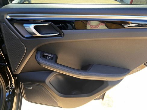 Used 2020 Porsche Macan Base AWD 4dr SUV image 21