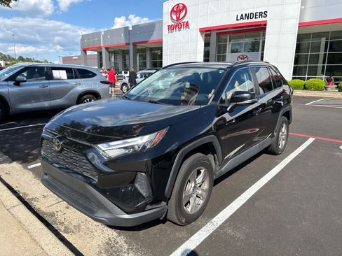 Used 2022 Toyota RAV4 XLE w/ Convenience Package FWD image 7