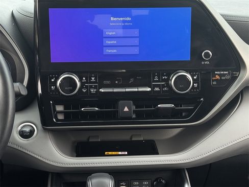 Used 2024 Toyota Highlander Limited image 17