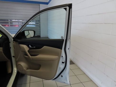 Used 2020 Nissan Rogue SV w/ Premium Package image 28