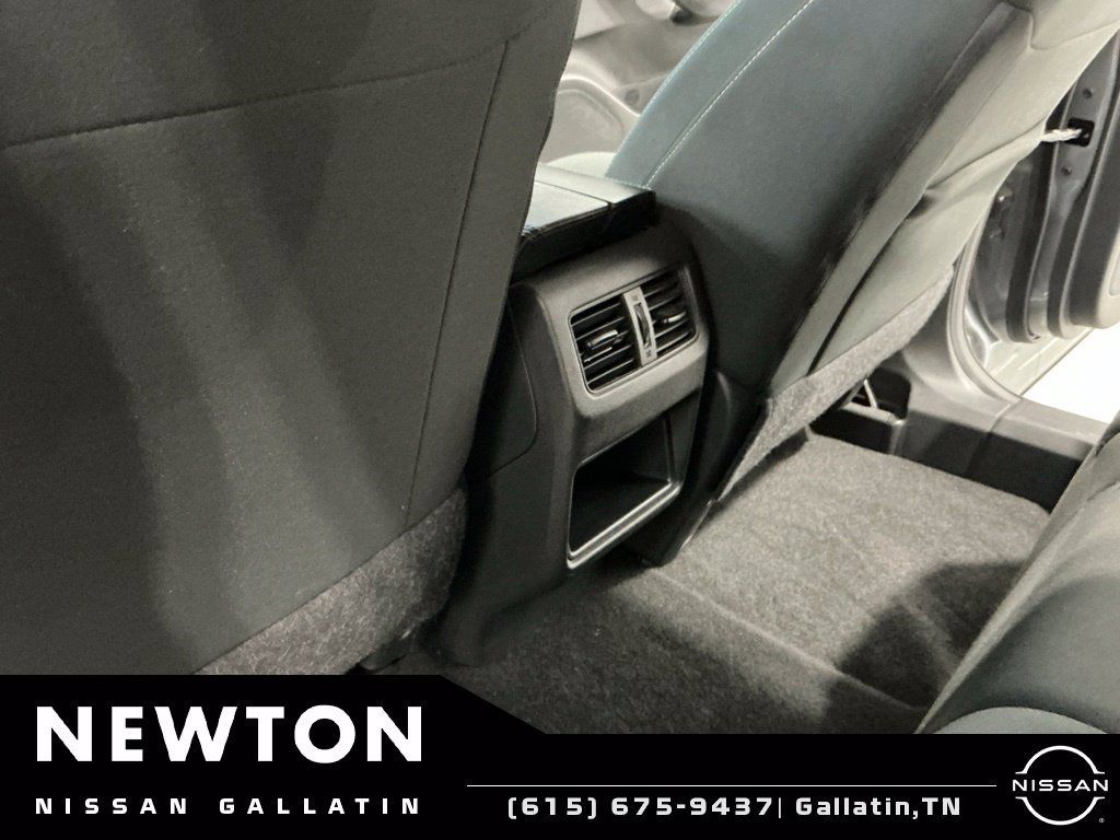 Used 2023 Nissan Rogue S FWD image 15