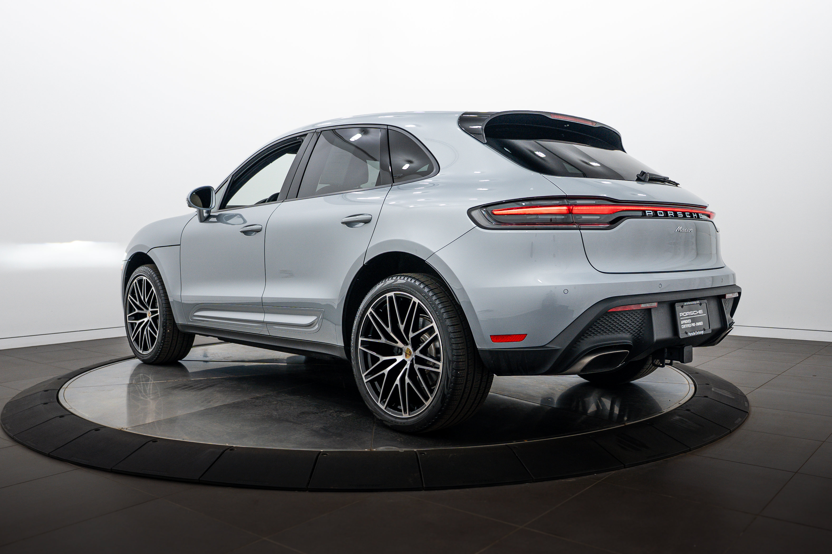 Certified 2026 Porsche Macan AWD/4WD image 3