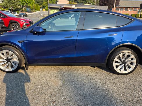 Used 2026 Tesla Model Y AWD image 8