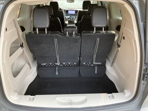 Used 2023 Chrysler Pacifica Touring-L FWD image 16