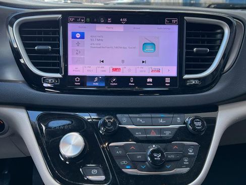 Used 2023 Chrysler Pacifica Touring-L image 13