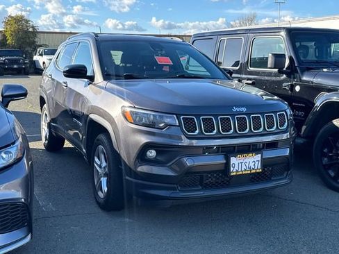 Used 2023 Jeep Compass Latitude image 2