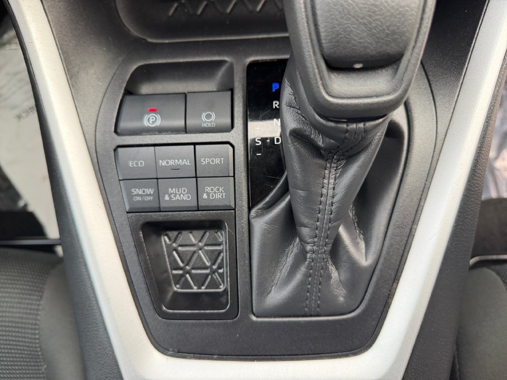 Used 2025 Toyota RAV4 LE AWD/4WD image 18