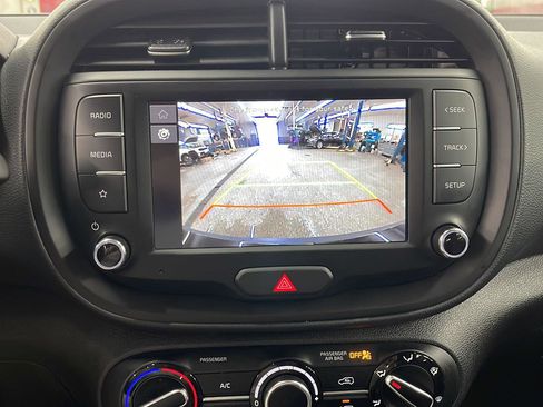 Used 2025 Kia Soul LX w/ LX Technology Package FWD image 15