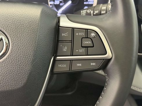Used 2024 Toyota Highlander XLE AWD/4WD image 33