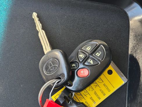 Used 2011 Toyota Sienna XLE FWD image 34
