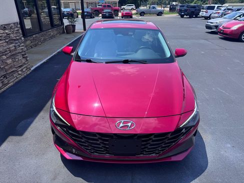 Used 2022 Hyundai Elantra Limited w/ Cargo Package FWD image 4