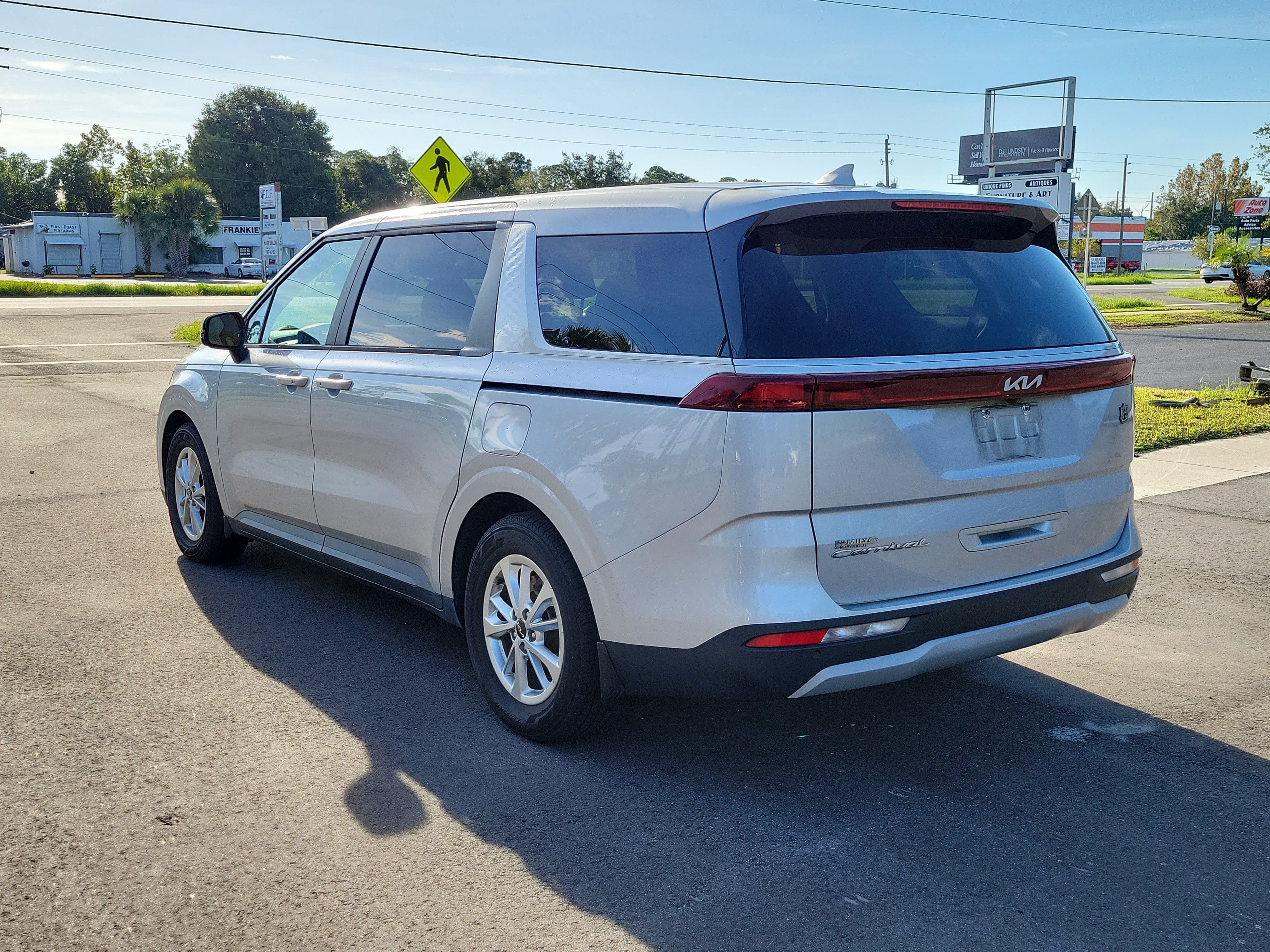 Used 2022 Kia Carnival LX FWD image 4