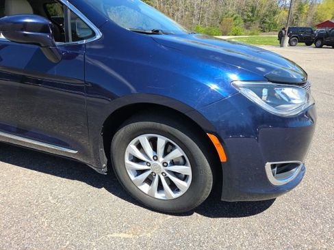 Used 2017 Chrysler Pacifica Touring-L FWD image 24