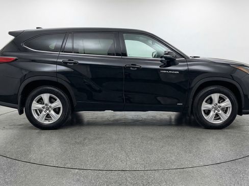 Used 2025 Toyota Highlander LE image 11