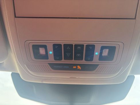 Used 2020 Ford Explorer XLT w/ Equipment Group 202A AWD/4WD image 23