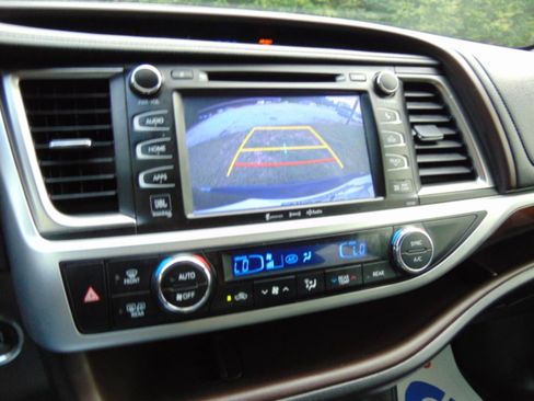 Used 2016 Toyota Highlander Limited w/ Driver Technology Package FWD image 19