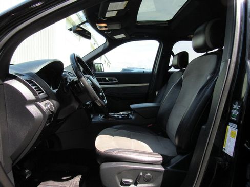 Used 2017 Ford Explorer XLT w/ XLT Technology Feature Bundle AWD/4WD image 11